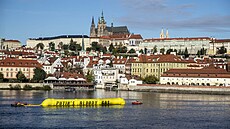Organizace Greenpeace bhem summitu EU v Praze vyjela na Vltavu s umlým...
