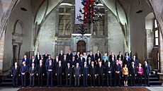 Více než čtyři desítky lídrů evropských zemí na společné fotografii na Pražském...