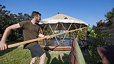 Proces napínání a správného umíst�ní hlavní st�e�ní plachty jde zvládnout...