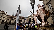 Aktivisté na summitu EU v Praze. Socha aktivistů vyobrazující Vladimira Putina....