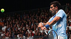 Novak Djokovi hraje bekhend na turnaji v Tel Avivu.