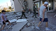 Policisté a dobrovolníci prochází ulice m�st a hledají dal�í ob�ti ni�ivého...