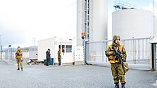 Příslušníci domácí stráže norských ozbrojených sil hlídkují u ropných zařízení...