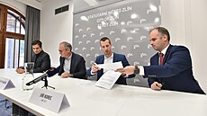 Dohodu o spolupráci podepsali ve Zlín� zleva: Ji�í Robenek (Piráti), Miroslav...