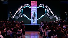Šéf Tesly Elon Musk představil humanoidního robota jménem Optimus. (1. října...