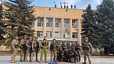 Ukrajinští vojáci učinili prohlášení před budovou místní správy v Lymanu v...