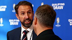 Anglický trenér Gareth Southgate diskutuje ped losem kvalifikace o mistrovství...