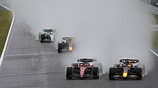 Max Verstappen a Charles Leclerc na čele propršené Velké ceny Japonska.