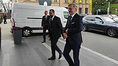 Premiér Petr Fiala přichází v dobré náladě do volebního štábu koalice SPOLU v...