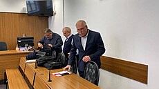 Jaroslav Jurík (vpravo) u Okresního soudu v Tachov. elí obalob z tkého...
