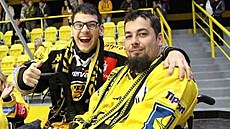 Litvínovský fanoušek Jan Hamák (vpravo) se včasným zavoláním záchranky podílel...