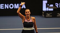 Petra Kvitová dkuje divákm po vyhraném zápase osmifinále turnaje WTA v...