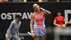 Tereza Martincová bhem osmifinále turnaje WTA v Ostrav proti Estonce Anett...