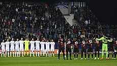 Fotbalisté Slovácka a OGC Nice dr�í minuta ticha p�ed utkáním Konferen�ní ligy.
