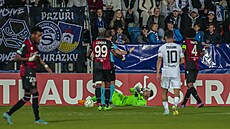 Polský branká� Bulka z Nice le�í na zemi poté, co ho z hledi�t� fanou�k�...