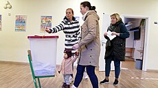 Obyvatelé lotyské Rigy odevzdávají hlas ve volbách do parlamentu.  (1. íjna...
