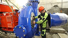 Pracovníci Strojíren Brno ve spodní strojovně vírské hydroelektrárny postupně...