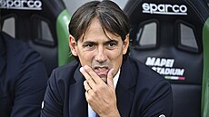 Trenér Simone Inzaghi pozoruje své svence z Interu Milán.