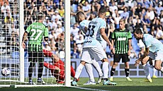 Edin Dzeko z Interu Milán (uprosted vzadu) práv vstelil gól do branky...