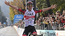 Tadej Pogačar slaví vítězství v cyklistickém závodě Lombardie.