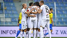 Hrá�i Hradce se radují z prvního gólu do sít� Teplice.