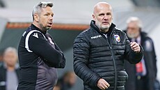Plzeňský trenér Michal Bílek (vlevo) a jeho asistent Pavel Horváth sledují své...