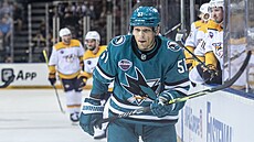 Radim imek v dresu San Jose Sharks v zápase NHL v praské O2 aren.