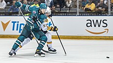 Steve Lorentz ze San Jose Sharks (vlevo) v souboji o puk s Dantem Fabbrem z...