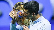 Novak Djokovi� s trofejí pro vít�ze kaza�ského turnaje.