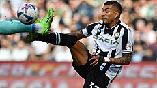 Roberto Pereyra z Udinese v akrobatické pozici.