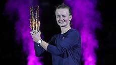 Barbora Krejčíková s trofejí pro vítězku turnaje v Ostravě.