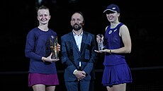 Vítězka ostravského turnaje Barbora Krejčíková (vlevo), druhá Iga Šwiateková a...