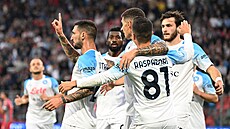 Hrái Neapole se radují z gólu do sít Cremonese.