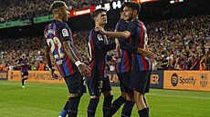 Hrái Barcelony slaví gól do sít Celty Vigo.