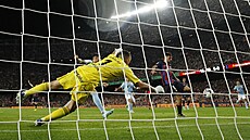 Pedri z Barcelony stílí gól do sít Celty Vigo.