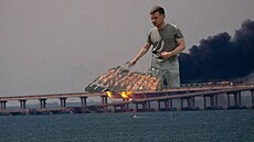 Internet zaplavily vtipy o Kerčském mostě. (8. října 2022)