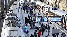 "Zůstaňte ve vlaku" je napsáno na tabulích na hlavním nádraží v Hamburku. (8.... | na serveru Lidovky.cz | aktuální zprávy