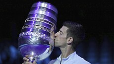 Novak Djokovi s trofejí pro vítze turnaje v Tel Avivu.