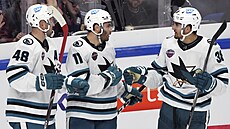 Luke Kunin (uprost�ed) ze San Jose se raduje z gólu se spoluhrá�i Tomá�em...