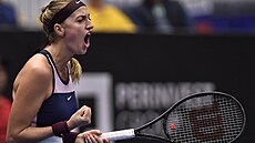 Petra Kvitová ve �tvrtfinálovém duelu s Jelenou Rybakinovou.