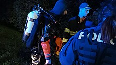 Na b�ehu z�staly boty a svetr, a tak za�ali po �en� pátrat strá�níci, policisté...