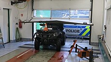 �idi� se v Jeseníku proboural se �ty�kolkou vraty do haly stanice technické...