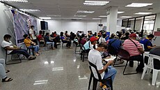 Lidé s výherními tikety ekají v kancelái filipínské charitativní loterie na...