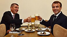 Andrej Babi a francouzský prezident Emmanuel Macron si zali na pivo do...