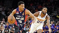 Craig Randall II.0 (12) z Adelaide 36ers atakuje ko Phoenix Suns, nahání ho...