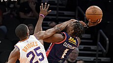 Mikal Bridges (25) z Phoenix Suns fauluje v zápase s Adelaide 36ers, ránu...