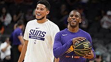 Devin Booker (vlevo) a Chris Paul z Phoenix Suns se smjí ped zápasem s...