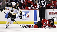 Jakub Lauko (vlevo) z Bostonu objí�dí Milese Wooda z New Jersey.