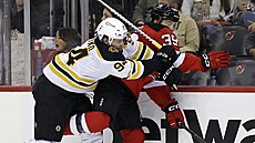 Jakub Lauko (vlevo) z Boston Bruins narazil Robbieho Russoa z New Jersey Devils.