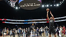 Janis Adetokunbo z Milwaukee Bucks �elí zájmu médií b�hem tréninku v Abú Zabí.